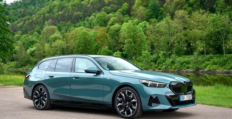 https://www.deutsche-versicherungsboerse.de/images/artikel-slider/maklerprozesse/966/bmw i5_resized.jpg